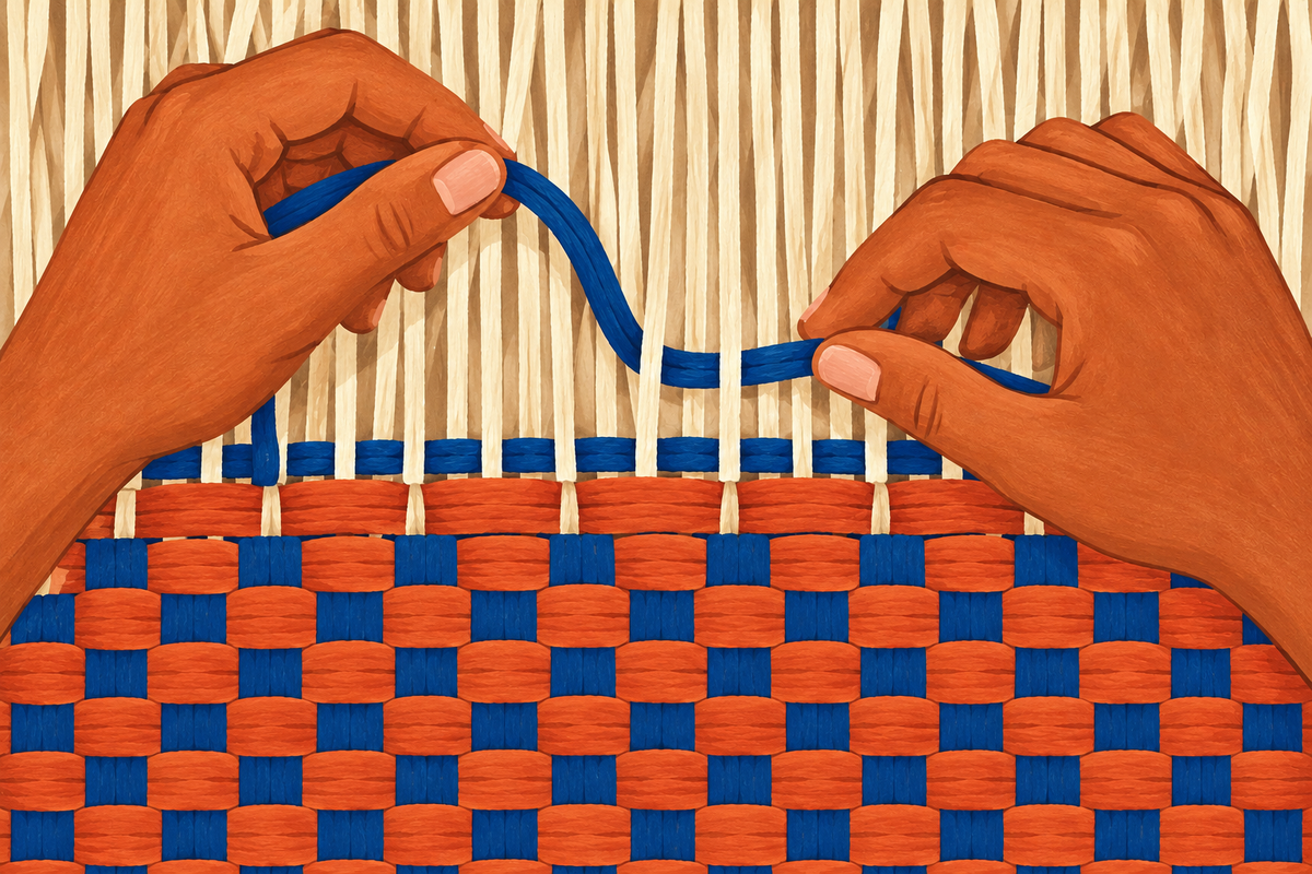 Vue plongeante de deux mains entrecroisant un fil indigo dans une bande textile terracotta et écrue.