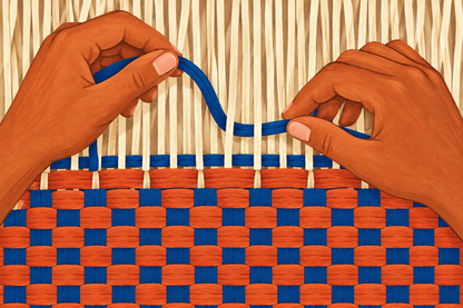 Vue plongeante de deux mains entrecroisant un fil indigo dans une bande textile terracotta et écrue.