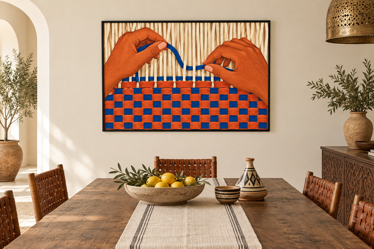 Vue plongeante de deux mains entrecroisant un fil indigo dans une bande textile terracotta et écrue. — mise en situation